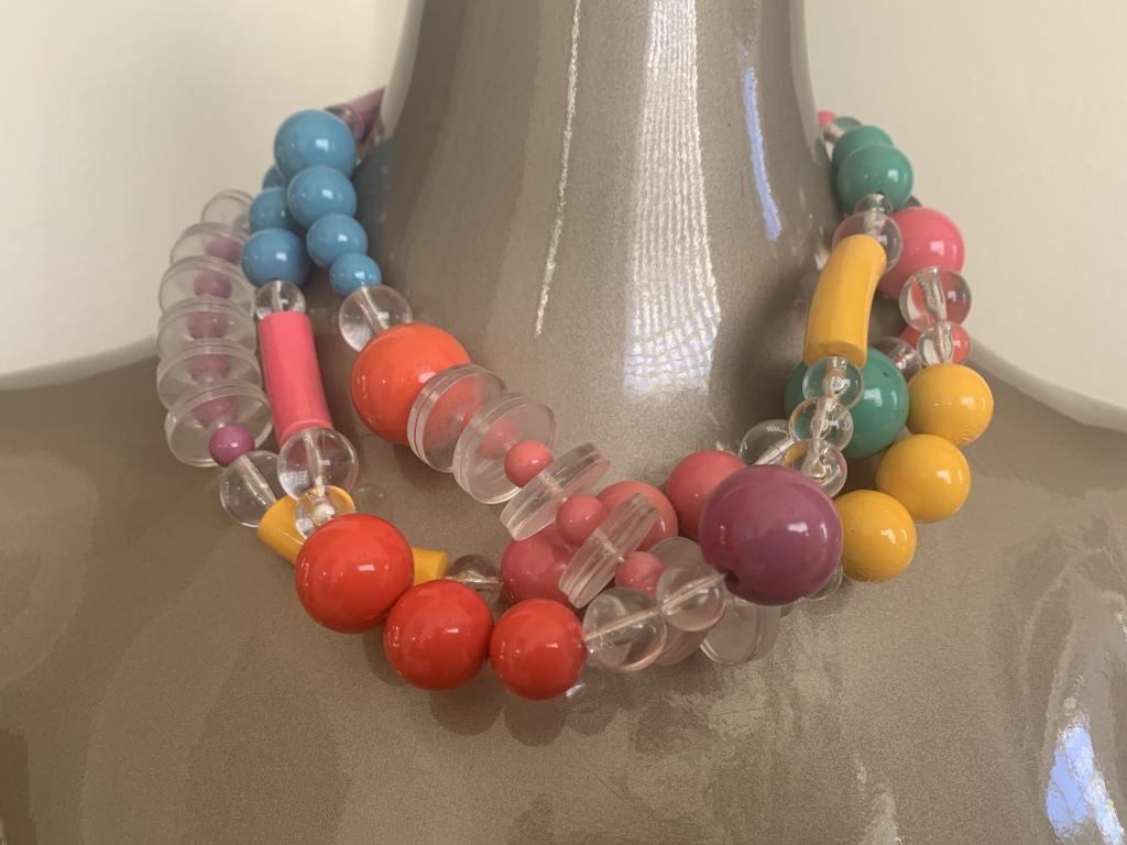 VINTAGE COLORFUL LUCITE BEADED NECKLACE (1 of 4)