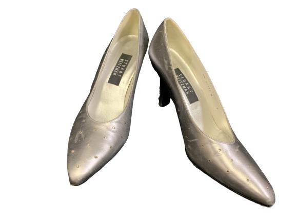 PAIR OF SILVER STUART WEITZMAN SHOES SZ 7 1/2 (1 of 3)