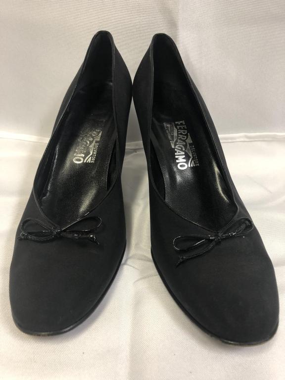 LADIES FERRAGAMO BLACK PUMPS SIZE 10 (1 of 2)