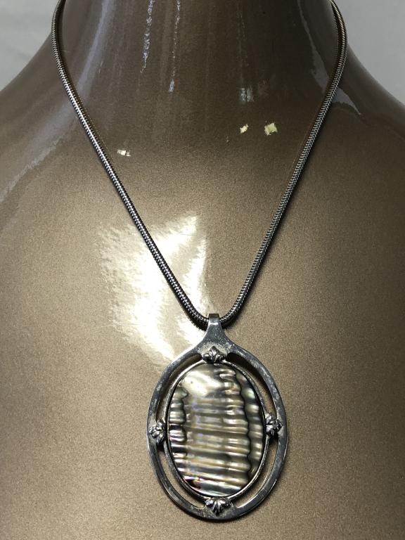 VINTAGE WHITING&DAVIS SNAKE CHAIN W/SHELL PENDANT (1 of 9)