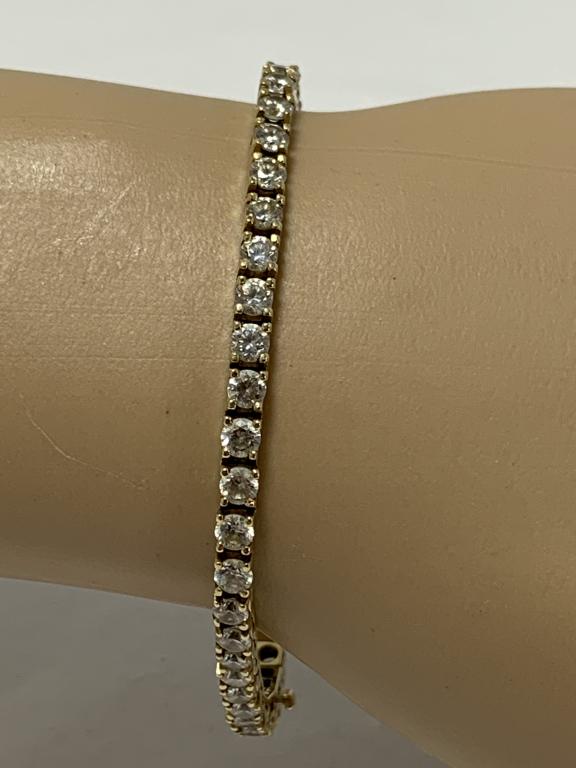STUNNING 14K YELLOW GOLD CRYSTAL TENNIS BRACELET: 14k yellow gold with tennis style placement of small cubic zirconia crystals for the length of the bracelet. Gorgeous shimmer! Excellent condition. 7" long15 grams total weight.