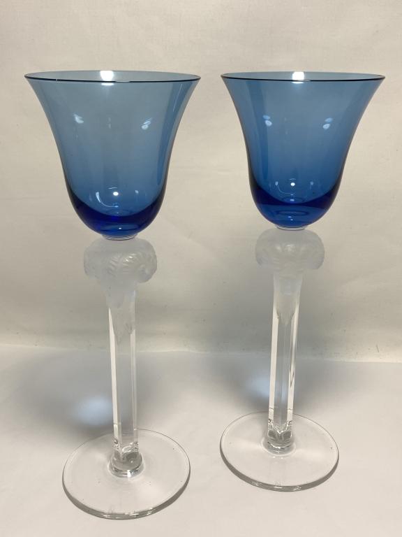 PAIR OF BLUE WINE GLASSES WITH A FROSTED STEM: PAIR OF BLUE WINE GLASSES WITH A FROSTED STEM