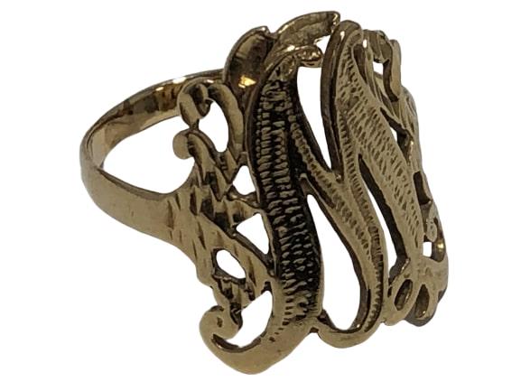 14K YLW GOLD "M" INITIAL DIAMOND CUT RING SIZE 6: 14K YLW GOLD "M" INITIAL DIAMOND CUT RING SIZE 6 - INitial M - Diamond cut design - Size 6 - 2.4 grams total weight - Good condition with light signs of wear