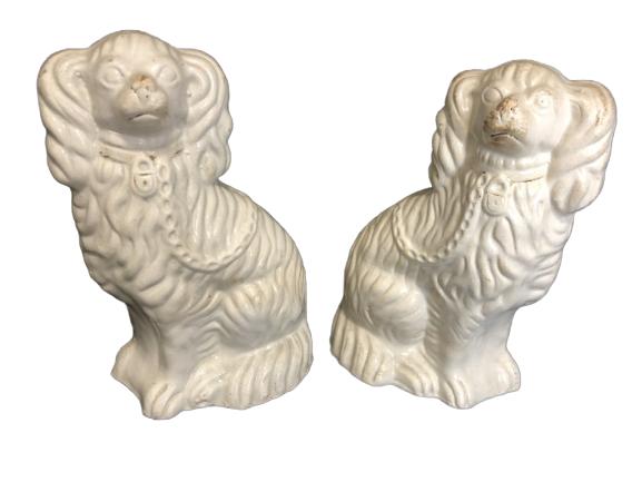 PAIR OF VINTAGE CREAM COLORED FOO DOGS: PAIR OF VINTAGE CREAM COLORED FOO DOGS -9" x 6" -Very good condition