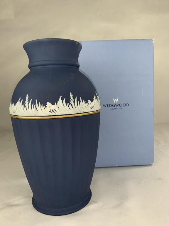 2007 WEDGWOOD JASPERWARE VASE LIMITED ED 120/120: 2007 WEDGWOOD JASPERWARE PGA LIMITED ED 120/120 TROPHY VASE WGC-CA CHAMPIONSHIP This Wedgwood Jasperware Limited Edition trophy vase is approx. 9" H with a circumference in the center approx. 17". It 