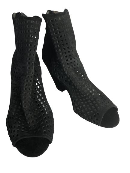 VINTAGE BY JEFFREY CAMPBELL BLACK BOOTS SZ8 1/2: VINTAGE BY JEFFREY CAMPBELL BLACK BOOTS -SZ8 1/2 -Very good condition