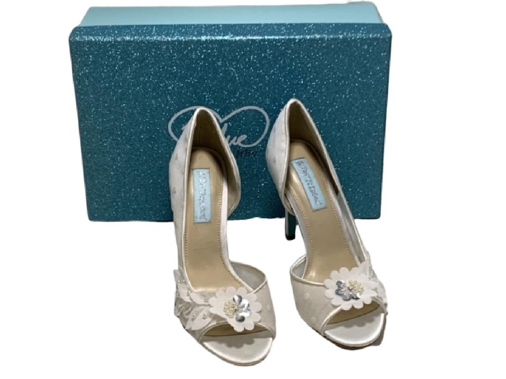 NEW BETSEY JOHNSON ELEGANT WHITE DRESS HEELS 6: Elegant Betsey Johnson spike 4" high sandals in white. New in Box Size 6. New Condition