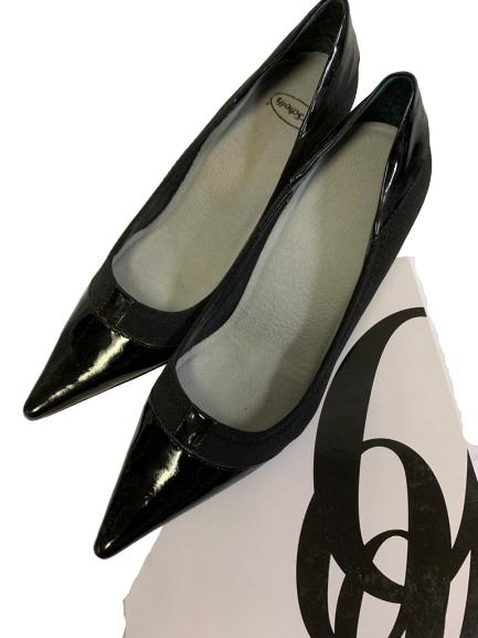 LADIES NINE WEST BLACK PATENT PUMPS SIZE 5.5: LADIES NINE WEST BLACK PATENT PUMPS - size 5.5 - pointed toe - very good condition
