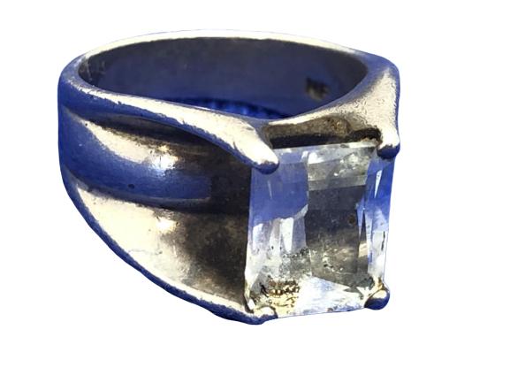 VINTAGE STERLING SILVER FAUX DIAMOND RING SZ 7: VINTAGE STERLING SILVER FAUX DIAMOND RING SZ 7 - 7.8 Grams