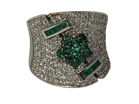 FABULOUS 14K DIAMOND AND EMERALD RING: FABULOUS 14K DIAMOND AND EMERALD RING -Size 8 -13.7 G