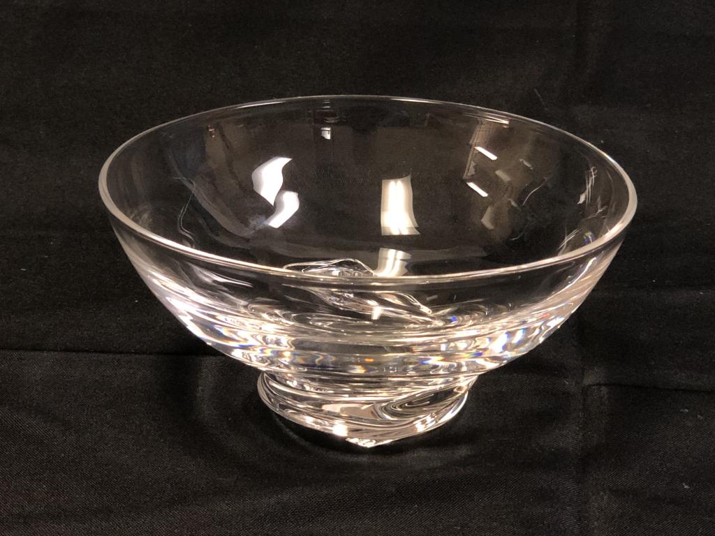 STEUBEN CRYSTAL SPIRAL BOWL 3.5" TALL: STEUBEN GLASS SPIRAL BOWL 3" Stueben spiral glass bowl, signed in diamond script. -Great condition -3.5" tall x 7" wide -Made in USA