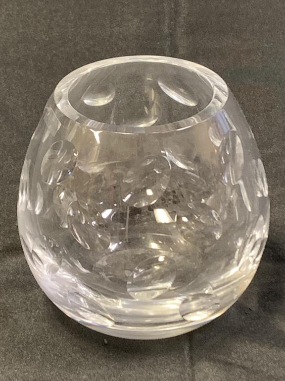 CHRISTOFLE SIGNED 'CLUNY' CRYSTAL ROUNDED VASE 6": CHRISTOFLE SIGNED 'CLUNY' CRYSTAL ROUNDED VASE 6" -5" in diameter x 6.5" tall -Great condition -Made in Slovenia