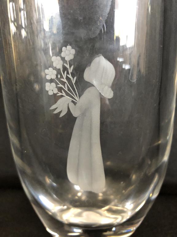 ORREFORS GIRL WITH FLOWERS VASE: ORREFORS GIRL WITH FLOWERS VASE -Very good condition