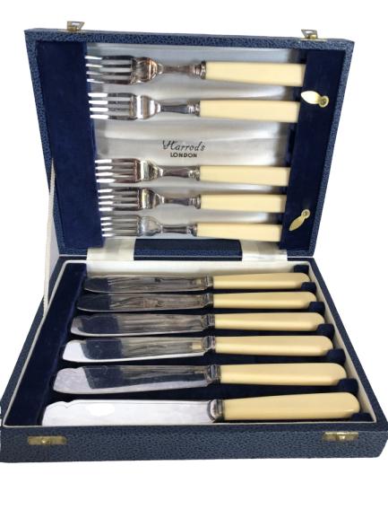 VINTAGE HARRODS OF LONDON SILVERWARE SET: VINTAGE HARRODS OF LONDON SILVERWARE SET