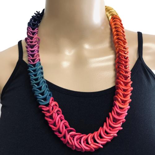 VINTAGE MULTI-COLORED WOOD BEADED NECKLACE: VINTAGE MULTI-COLORED WOOD BEADED NECKLACE