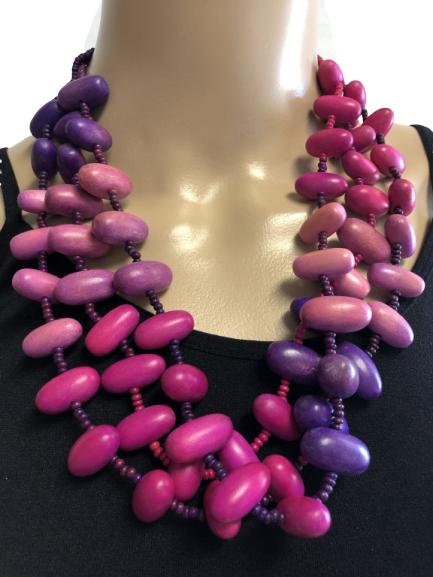 VINTAGE MULTI-COLORED WOOD BEAD NECKLACE: VINTAGE MULTI-COLORED WOOD BEAD NECKLACE