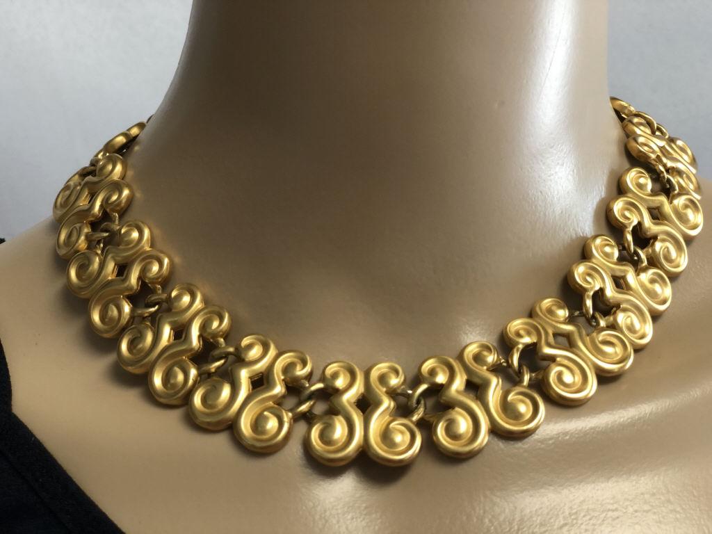 VINTAGE ANNE KLEIN GOLD NECKLACE: VINTAGE ANNE KLEIN GOLD NECKLACE