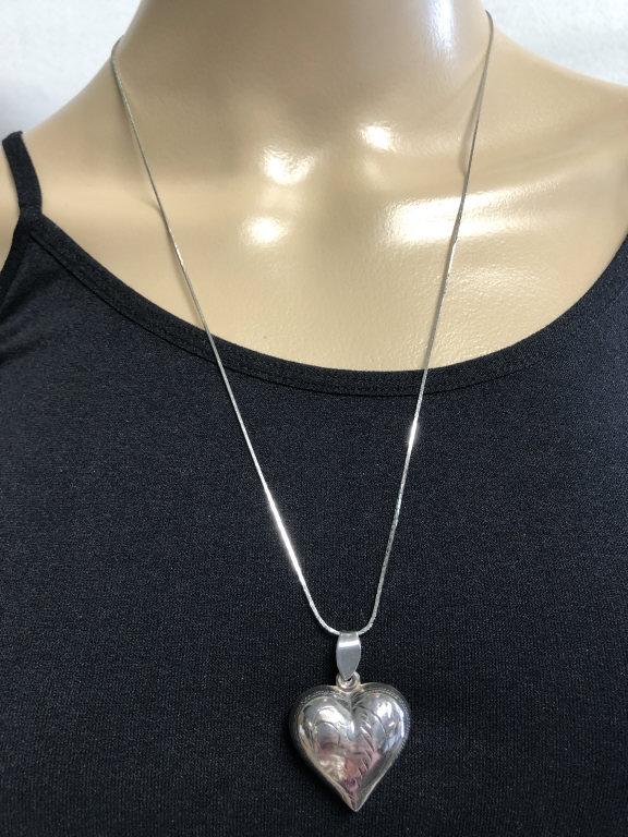 VINTAGE SILVER HEART NECKLACE ON SILVER CHAIN: VINTAGE SILVER HEART NECKLACE ON SILVER CHAIN - 8.1 grams
