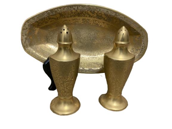 22K GOLD PLATED SALT AND PEPPER SHAKERS/TRAY: 22K GOLD PLATED SALT AND PEPPER SHAKERS/TRAY