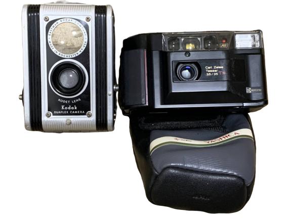 VINTAGE PAIR OF CAMERAS: VINTAGE PAIR OF CAMERAS -KODAK DUAFLEX CAMERS -CARL ZEISS TESSER 3.5/35