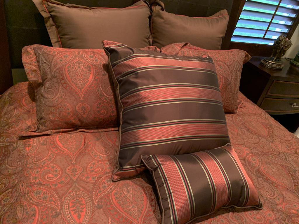 QUEEN SIZE BEDDING AND PILLOWS: QUEEN SIZE BEDDING AND PILLOWS **THIS LOT MUST BE PICKED UP BY 3PM WEDNESDAY JUNE 10TH** LOT IS LOCATED OFF-SITE AT THE HOME. ADDRESS WILL BE PROVIDED TO WINNING BIDDERS. *BIDDERS MUST MAKE AN APPT TO