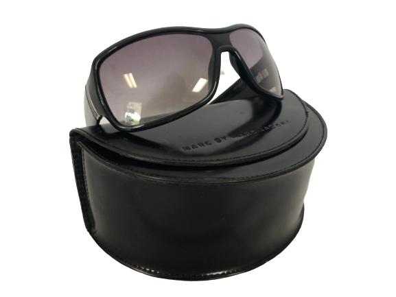MARC BY MARC JACOBS SUNGLASSES WITH CASE: MARC BY MARC JACOBS SUNGLASSES WITH CASE