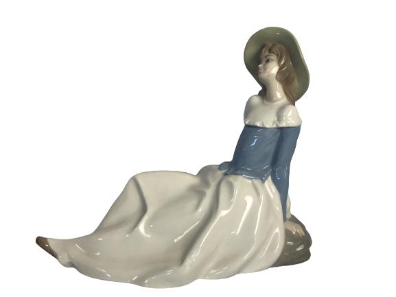 LLADRO RECLINING GIRL: LLADRO RECLINING GIRL -10" X 9" -VERY GOOD CONDITION