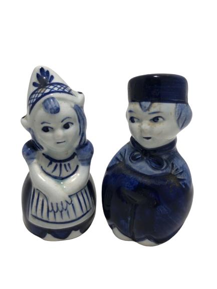 VTG SALT AND PEPPER SHAKERS BLUE AND WHITE (1 of 7)