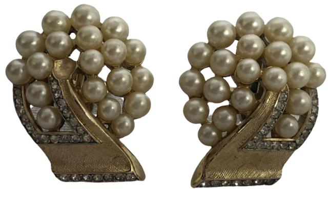 VINTAGE TRIFARI PEARL/GOLD CLIP ON EARRINGS: VINTAGE TRIFARI PEARL/GOLD CLIP ON EARRINGS -Very Good Condition