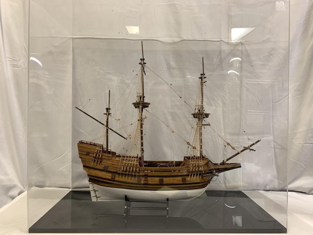 WOOD SHIP MODEL IN DISPLAY CASE 24.5" (1 of 7)