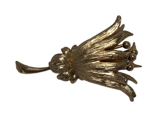 VINTAGE 80'S GOLDTONE NAPIER FLOWER BROOCH PIN: VINTAGE 80'S GOLDTONE NAPIER FLOWER BROOCH PIN- 2in wide - GREAT condition