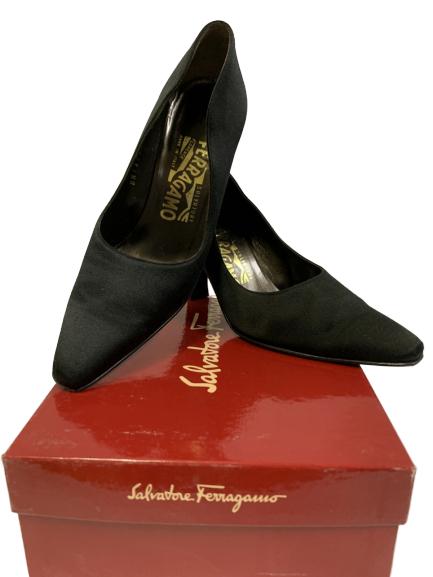 LADIES SALVATORE FERRAGAMO BLACK PUMPS SIZE 5 (1 of 7)