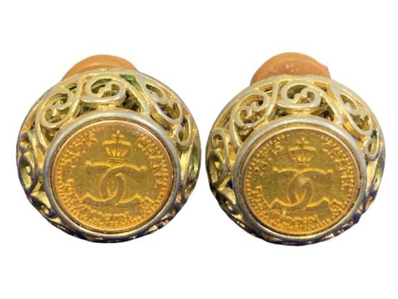 VINTAGE CHANEL GOLD COIN FILIGREE CLIP EARRINGS (1 of 6)