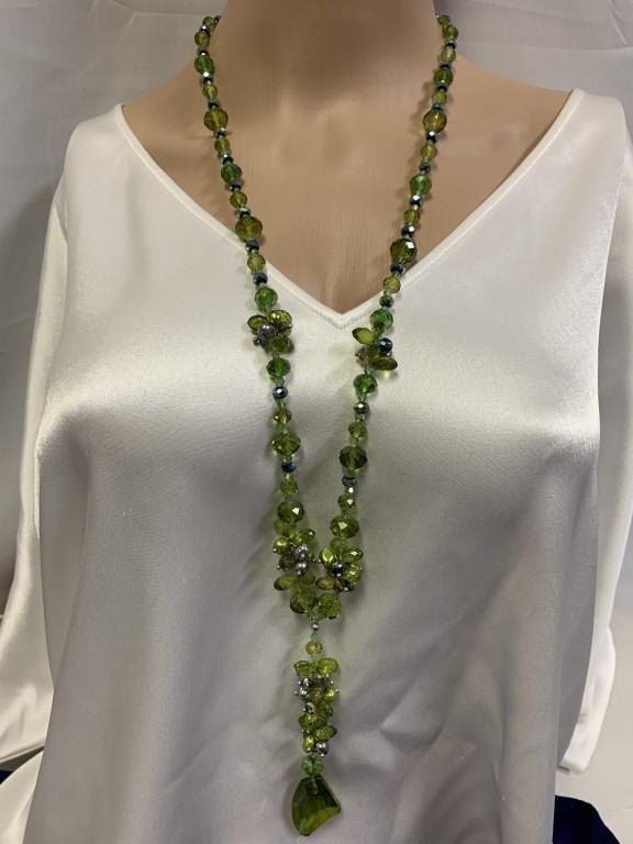 VINTAGE SHADES OF GREEN BEADED NECKLACE (1 of 6)