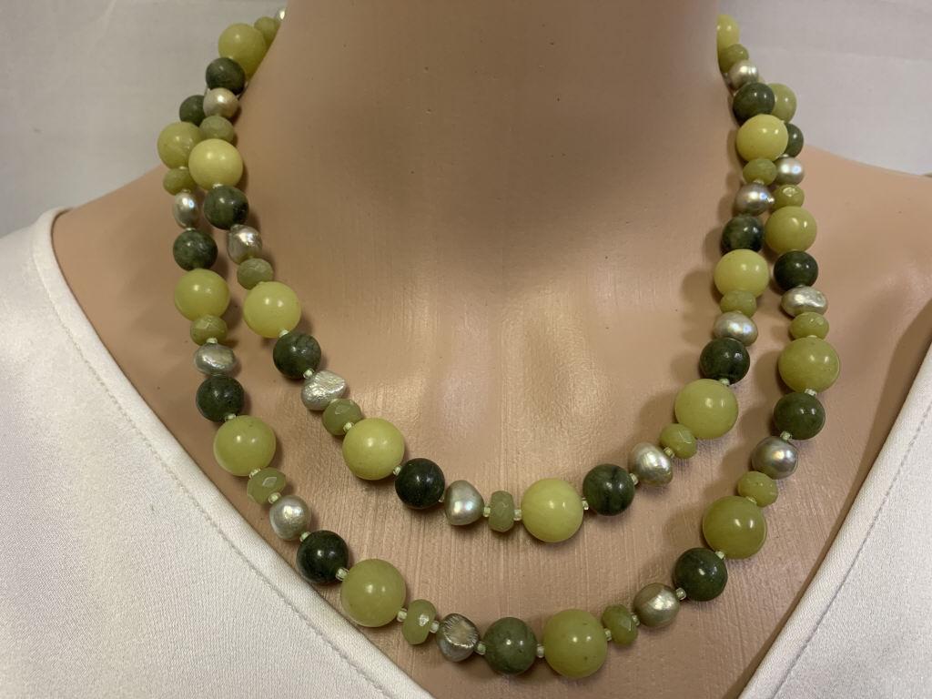 VINTAGE SHADES OF GREEN BEADED NECKLACE (1 of 3)