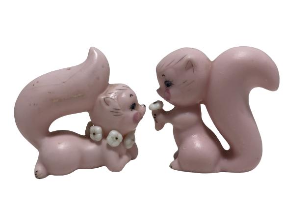 VTG SALT AND PEPPER SHAKERS PINK SQUIRREL LOVERS: VTG SALT AND PEPPER SHAKERS PINK SQUIRREL LOVERS 2" X 2" -CERAMIC-VINTAGE CONDITION, SLIGHT CRACKLING, SEE PHOTOS