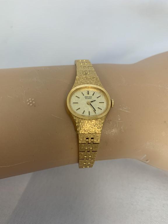 VINTAGE SEIKO WOMANS WATCH: VINTAGE SEIKO WOMANS WATCH 2 INCH VINTAGE WATCH
