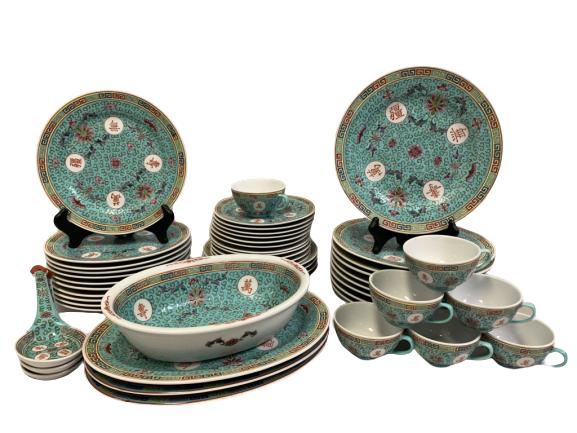 47 PIECE RARE MUN SHOU PORCELAIN DINING SET: 47 PIECE RARE TURQUOISE MUN SHOU PORCELAIN DINING SET -LONGEVITY PATTERN -VERY GOOD CONDITION, NO CHIPS OR CRACKS SET INCLUDES: -7 TEA CUPS -9 10" PLATES -1 12" OVAL -3 SOUP SPOONS -11 7" PLATES -11