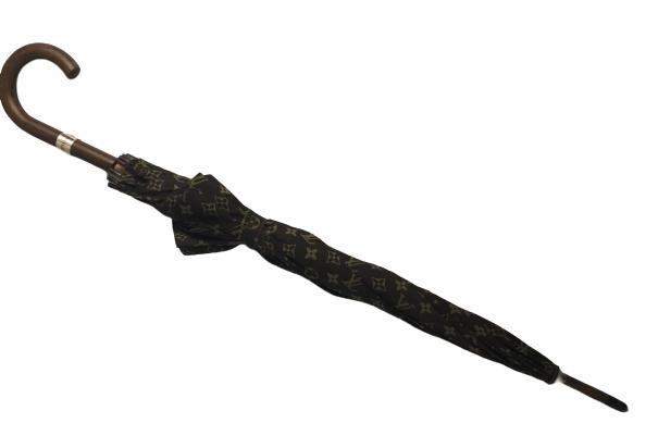 VINTAGE LOUIS VUITTON BROWN MONOGRAM UMBRELLA: VINTAGE LOUIS VUITTON BROWN MONOGRAM UMBRELLA -Wooden Handle -35.5" long -Very Good Condition