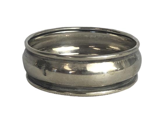 VINTAGE STERLING SILVER NAPKIN RING 1.75" DIAMETER: VINTAGE STERLING SILVER NAPKIN RING 1.75" DIAMETER -1.75" diameter, .6" tall -7.5 grams