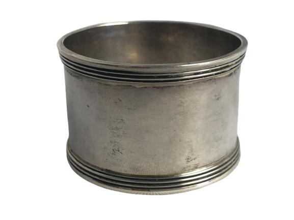 VINTAGE J.D & SONS STERLING SILVER NAPKIN RING 2": VINTAGE J.D & SONS STERLING SILVER NAPKIN RING 2" -2" diameter, 1.25" tall -26.9 grams