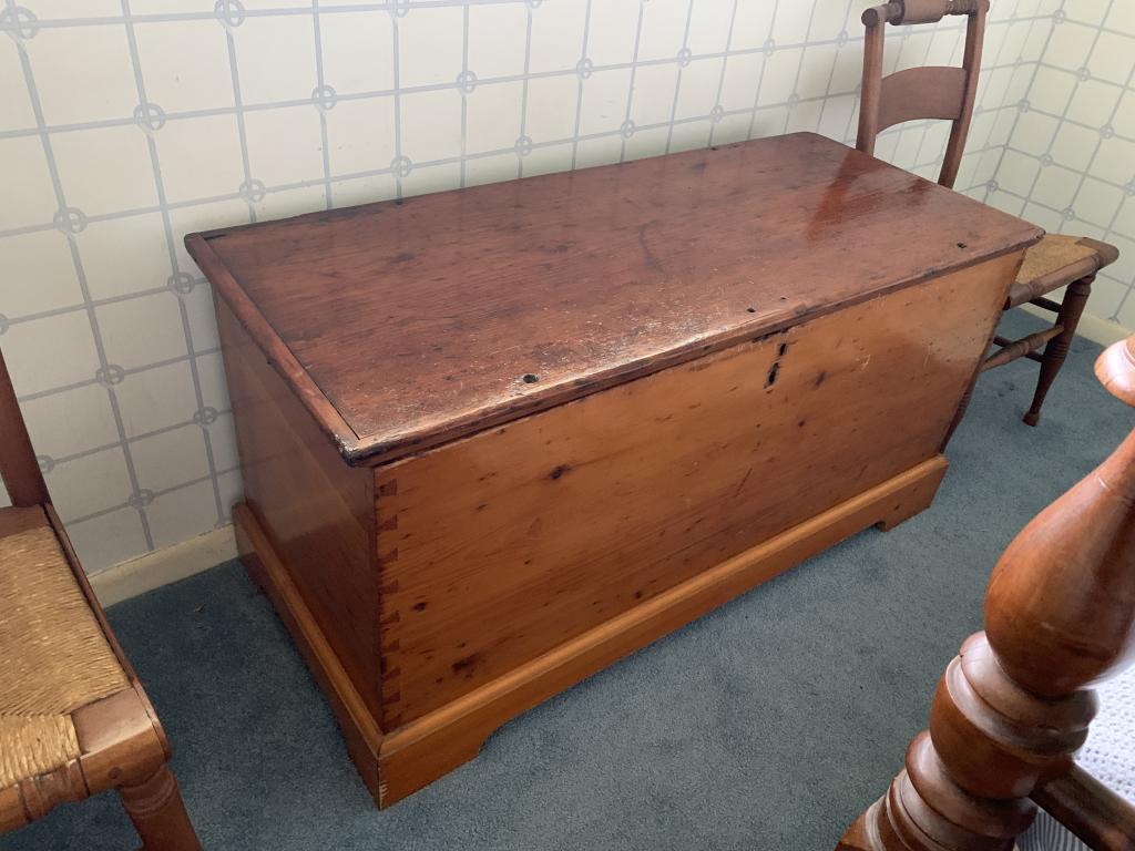 VINTAGE WOOD STORAGE TRUNK / COFFEE TABLE: VINTAGE WOOD STORAGE TRUNK / COFFEE TABLE -GOOD CONDITION CONSISTENT WITH AGE AND USE, EASILY RESTORED-PICKUP AT OFFSITE LOCATION ONLY!