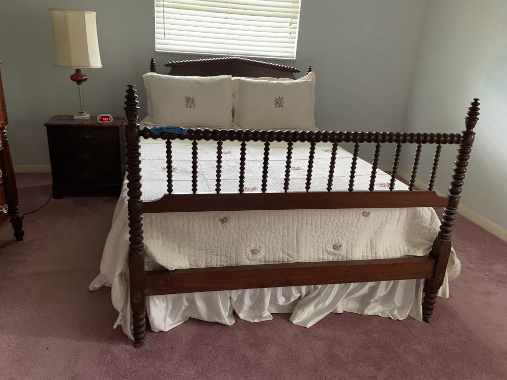VINTAGE WOOD BEDFRAME HEADBOARD / FOOTBOARD: VINTAGE WOOD BEDFRAME HEADBOARD / FOOTBOARD -VERY GOOD CONDITION-PICKUP AT OFFSITE LOCATION ONLY!