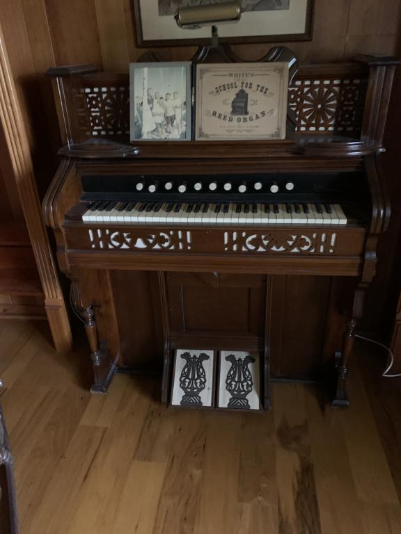 VICTORIAN WALNUT REED ORGAN: VICTORIAN WALNUT REED ORGAN-VERY GOOD CONDITION-PICKUP AT OFFSITE LOCATION ONLY!