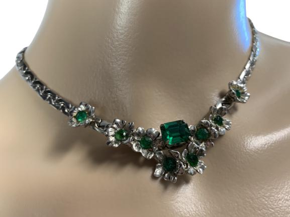 VINTAGE SILVERTONE & EMERALD FLOWER CHAIN NECKLACE (1 of 4)