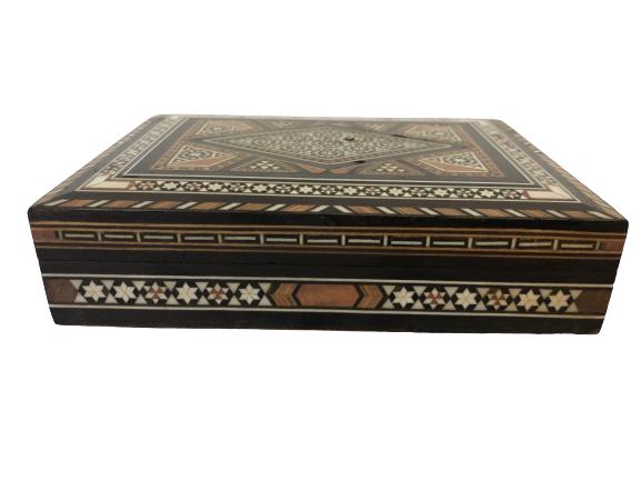 BEAUTIFUL WOOD AND PEARL INLAY KEEPSAKE BOX 7": BEAUTIFUL WOOD AND PEARL INLAY KEEPSAKE BOX -1.5" H X 7" W X 5.5" D -VERY GOOD CONDITION