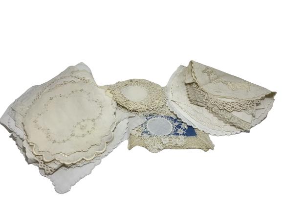 VTG WHITE AND BEIGE LACE PLACEMATS/COASTERS LOT: VTG WHITE AND BEIGE LACE PLACEMATS/COASTERS LOT