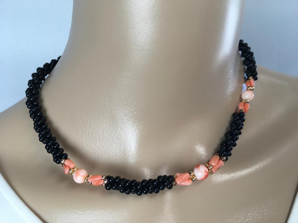 VINTAGE BARREL BEADED CHOKER W/BLACK & CORAL BEADS (1 of 4)