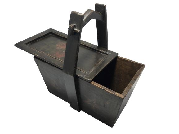 VTG DARK WOODEN PAINTED ROSES SEWING BOX: VTG DARK WOODEN PAINTED ROSES SEWING BOX
