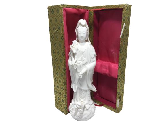 VTG CERAMIC ASIAN FIGURINE WITH DISPLAY BOX (1 of 3)